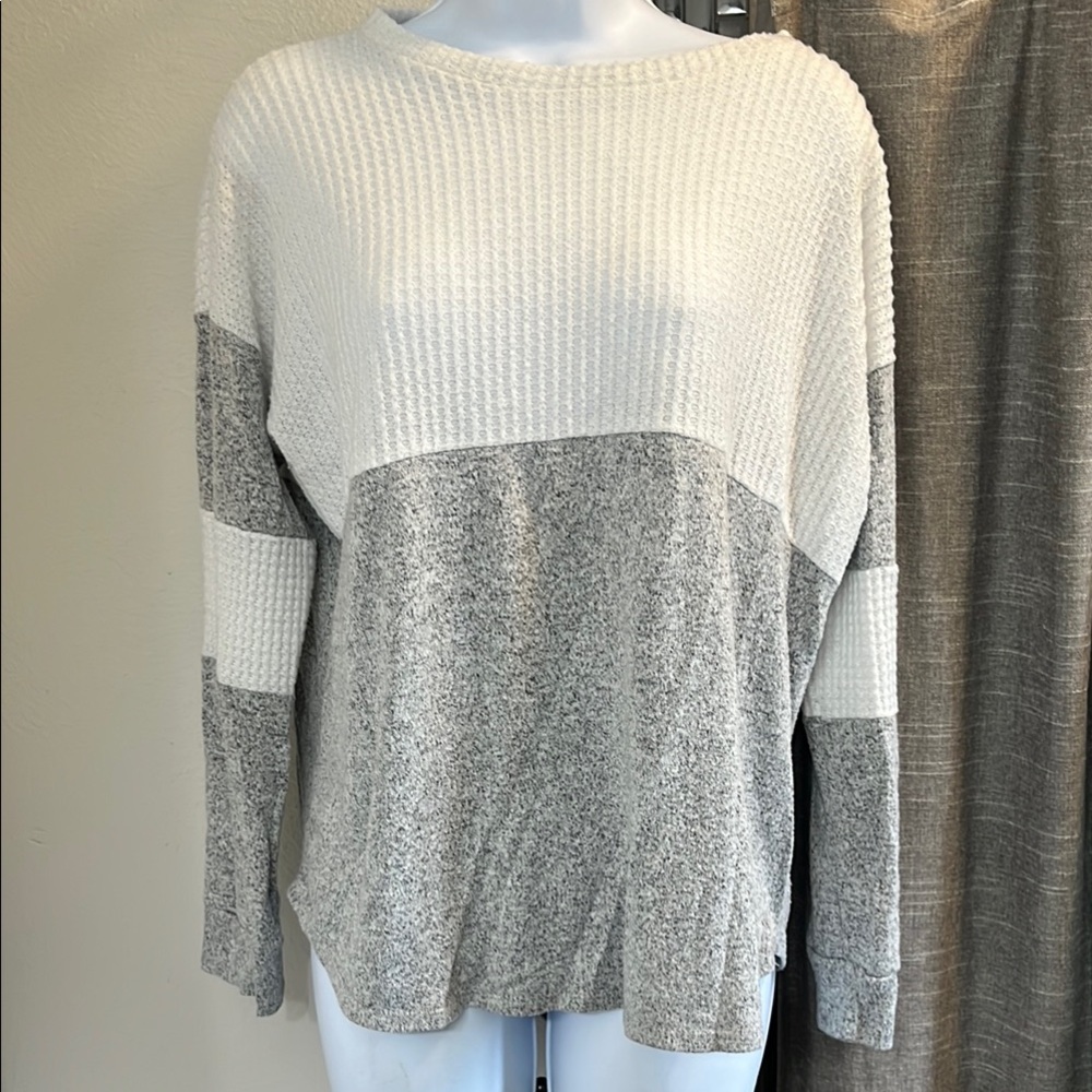 Women's Gray and White Knit Tunic Top